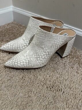 Steve Madden White Textured Pointed Block-Heel Mules
